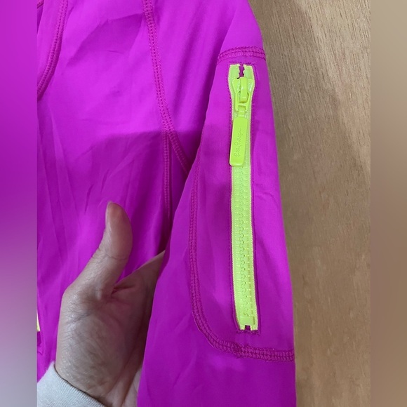 #154- LILLY PULITZER -UPF 50+ Luxletic Set Point Sunguard Top - Picture 4 of 7